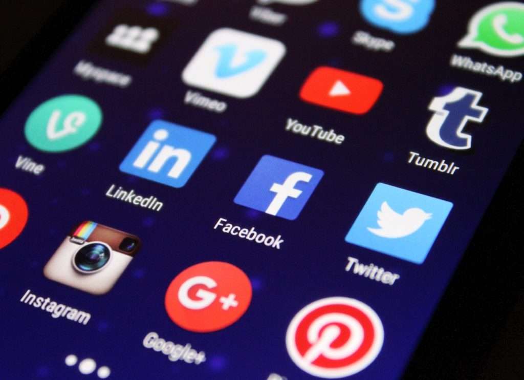 how to make money with Facebook, twitter and instagram